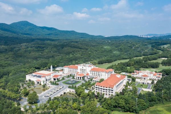 周五不加价!毗邻钟山景区!南京苏宁钟山国际高尔夫酒店 露台园景特大床房2晚连住(含双早+下午茶+儿童乐园畅玩等)