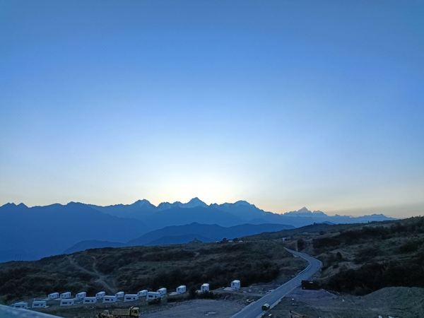 一价全包不加价,直面贡嘎雪山的纳凉宝地!四川王岗坪君澜度假酒店 豪华大床房1晚套餐(含双早+双人午餐+双人晚餐等)