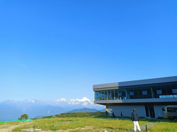 一价全包不加价,直面贡嘎雪山的纳凉宝地!四川王岗坪君澜度假酒店 豪华大床房1晚套餐(含双早+双人午餐+双人晚餐等)