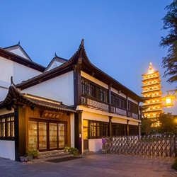 晨钟暮鼓夜游大明寺！别样禅修之旅！扬州瘦西湖大明寺·福慧精舍 轻静大床房/轻雅双床房1晚（双早+御守1个+可选大明寺瘦西湖游览）