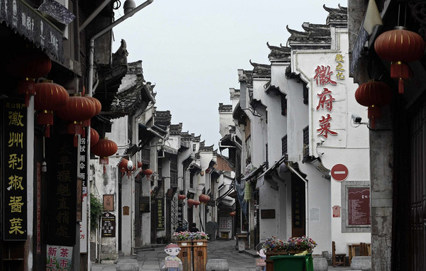 位置好、含2餐、节假日也不加价！黄山复华丽朗度假村 标准大床房1晚+双早+正餐2选1+旅拍+双人齐云山门票