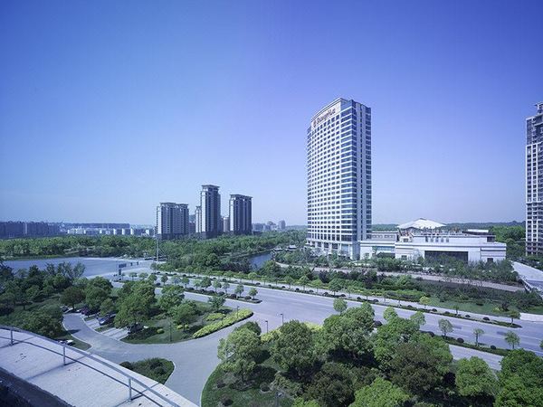 “香记”年饭套餐!吃吃喝喝一整天!扬州香格里拉大酒店 豪华阁市景房1晚(含双早+香宫年饭3-4人套餐+豪华阁专享礼遇)