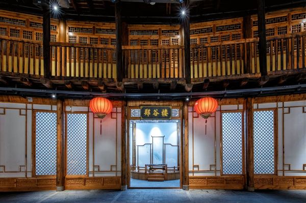 除国庆外都不加价!住500年土楼,看沉浸式演出!福建永定土楼香叙·天涯明月刀沉浸式剧场主题民宿1-2晚含早套餐