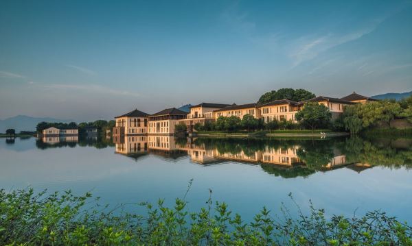 邂逅江南山水画！杭州富春山居高尔夫度假村 隐世之旅1-2晚套餐（含双早等）