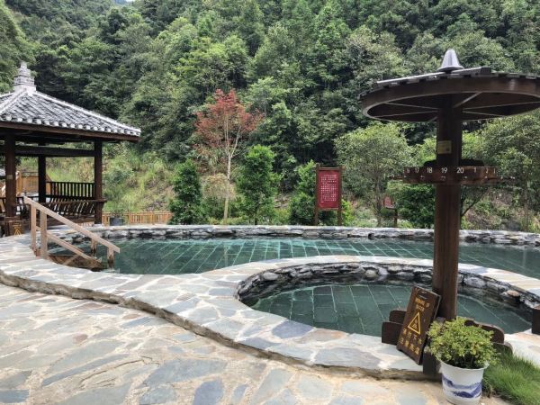 年平均气温只有16℃，在长寿之乡泡真温泉！江西铜鼓汤里酒店 标准大/双床房1晚套餐（含双早+双人温泉体验）