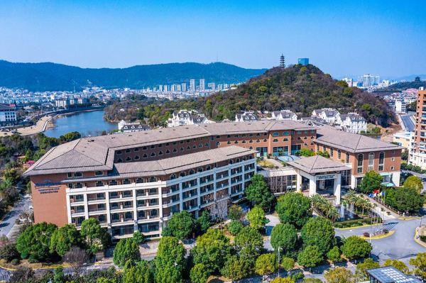 近西施故里,全程不加价!诸暨同方豪生酒店 高级庭景房1晚(含双早等)