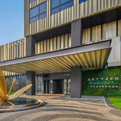 附近有天文馆、海洋公园，还能去芦潮港赶海！上海临港雅辰酒店 城景双床房1晚套餐（含双早+下午茶+双层室内儿童乐园）