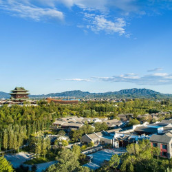 白墙黛瓦尖檐角，以为误入江南！北京世园璞燊酒店 璞燊苑大/双床房1晚套餐（含双早+2大1小八达岭夜长城门票等）