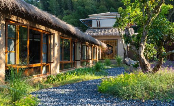 春天就得上春山,被700亩山水环绕!安吉·君澜老庄山居汤泉度假酒店 主楼|靠山双床房2晚套餐(含双早+双人汤泉+垂钓+汉服体验等)