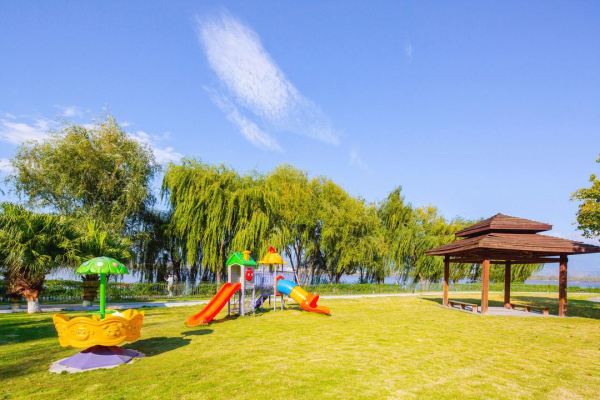 对面就是泸山山门，目光所致即为“川南胜境”！四川西昌邛海宾馆 舒适大床房1晚+双早