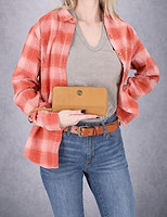 Timberland 女式皮革 RFID 环绕拉链钱包手拿包带腕带