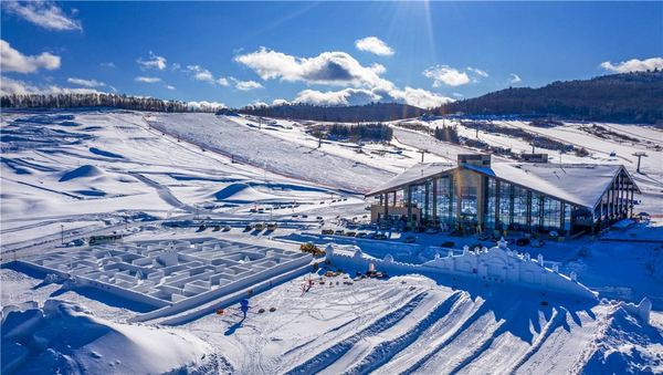 家庭滑雪/娱雪/温泉一堆权益全含！长白山鲁能胜地瑞士酒店/美憬阁精选酒店 指定房型1-2晚套餐（含早餐+2大1小温泉+2大1小滑雪及娱雪等）