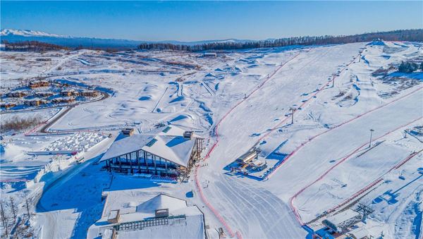 又一波雪季早鸟！住65m²套房，还给一堆权益！长白山鲁能胜地瑞士酒店度假村 瑞士精致大床套房2晚连住套餐（含双早+温泉+雪地徒步体验等）