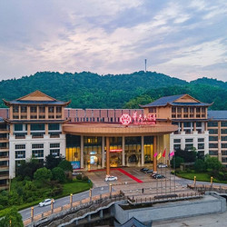 秋已立宜泡汤，含价值500+元温泉门票！湖南宁乡灰汤华天城温泉度假酒店 迎宾楼山景单/标间1晚套餐（含2大2小早餐、温泉票、水上乐园体验）