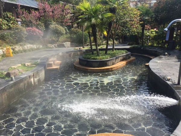 秋已立宜泡汤,含价值500+元温泉门票!湖南宁乡灰汤华天城温泉度假酒店 迎宾楼山景单/标间1晚套餐(含2大2小早餐、温泉票、水上乐园体验)