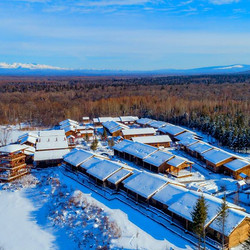 住雪屋、睡大炕、吃铁锅炖，当快乐东北人！长白山鲁能原乡民俗酒店 木屋家庭房1晚套餐（含2大1小早餐、每日滑雪体验、深雪徒步、温泉等）