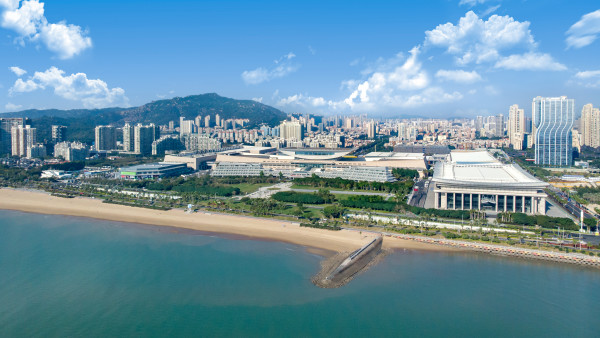 周末暑期不加价!去厦门就应该住环岛路上!厦门国际会展酒店 超大豪华亲子房/园林房1-2晚含早套餐(儿童乐园+骑行+漫游金鸡百花电影节广场+机场接送等)
