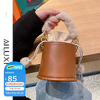 PLUS会员：AILUXI 爱路喜 女包包小众设计可爱迷你水桶包手提斜挎包毛球小桶包6540复古棕