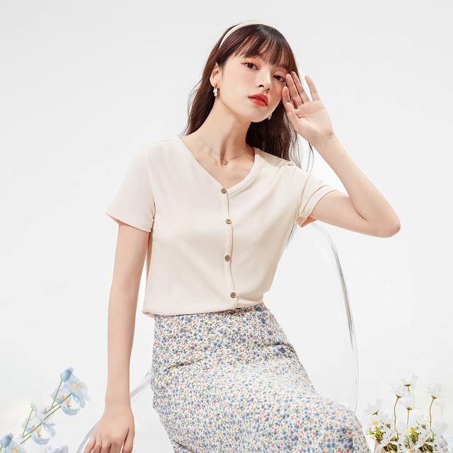 CACHE CACHE 夏季基础款简约别致木质纽扣女款V领短袖t恤针织衫