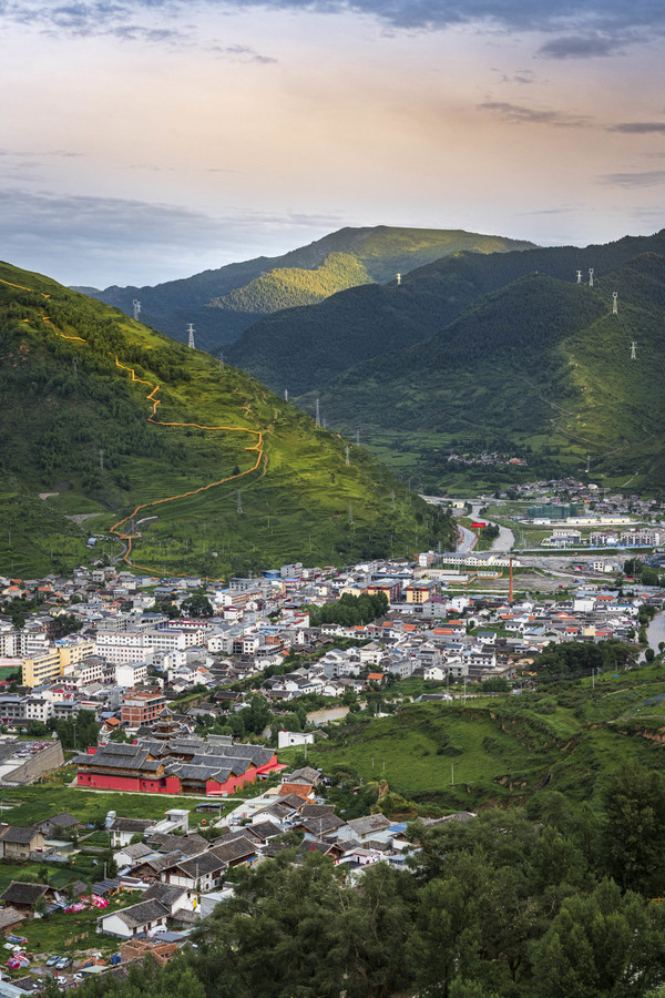 国内水景天花板，全年里的颜值巅峰！四川九寨沟+黄龙+松潘古城3天2晚跟团游（含2晚5钻酒店+当地特色中餐+成都三环内接送等）