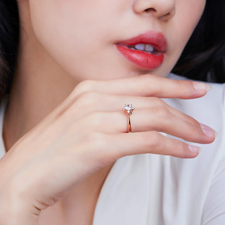 周百福 钻戒 白18K金钻石戒指女款/铂金求婚结婚戒指支持GIA裸钻定制/宠爱 1克拉FG色SI 18K玫瑰金