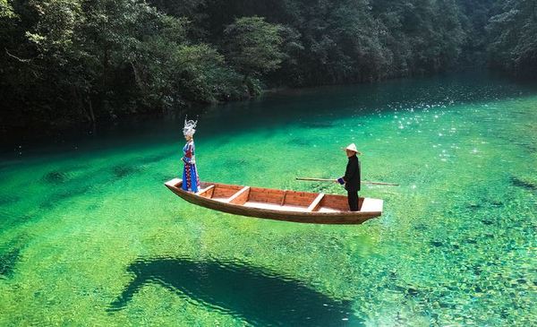 去中国最美仙境过22°的夏天!含往返动车+全程景点门票!恩施市+恩施大峡谷+屏山峡谷5日4晚跟团游(3晚5钻+1晚大峡谷+4早5正+保姆车+旅拍+民宿服饰换装)