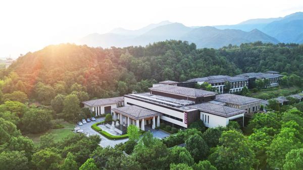 江浙沪养生之旅!桐庐云山九里度假酒店 心怡养生大床房2晚(含双早+双人中式套餐)