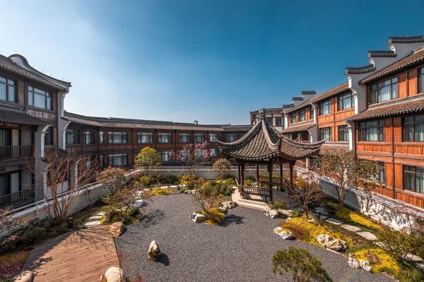 乌镇3倍大小!周边游新目的地,现在去正合适!桐乡濮院濮锦大酒店 衣舍高级大床房1晚套餐(含双早+双人主题换装体验+景区门票等)