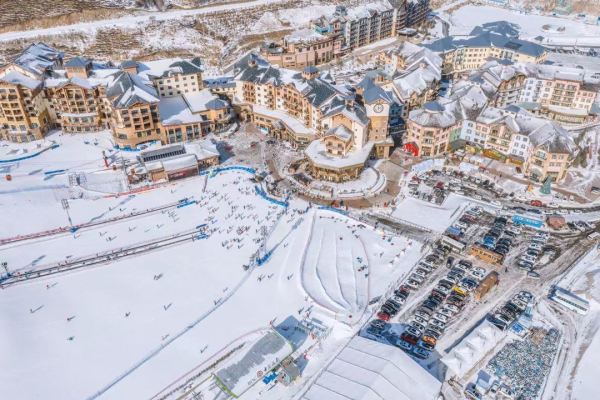 万豪旗下,就在滑雪小镇门口!张家口崇礼太舞小镇源宿酒店 源宿大床客房1晚套餐(含双早+初级区域双人全天滑雪套票+双人温泉等)