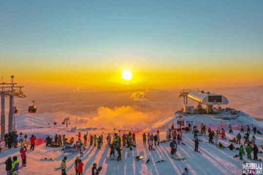 去阿勒泰看绝美金秋！还有落日滑雪！阿勒泰万达美华酒店 高级大床房1晚含双早套餐