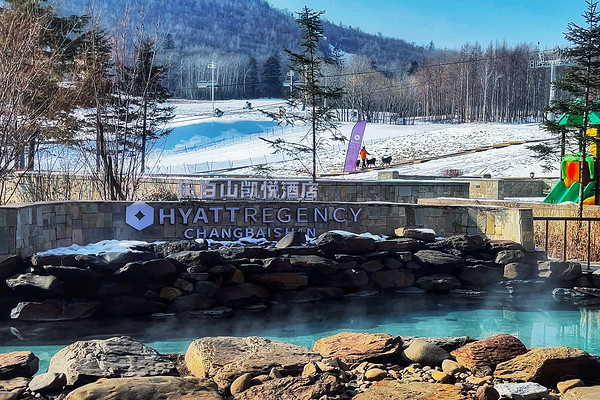 别拿豆包不当干粮,不加价的雪季尾巴太香了!长白山万达国际度假区内12店2晚连住套餐(含雪季权益)