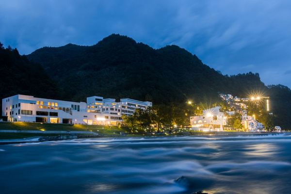 造价15亿的综艺同款!浙江丽水那云温泉度假村悬崖上的天空之城 飞崖间浮山客房2晚套餐(含双早+云海日光浴场+酒店特色体验项目等)