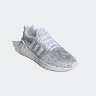 阿迪达斯 adidas三叶草休闲鞋男女官网SWIFT RUN 22轻便缓震运动跑步鞋GZ3499 灰白 42
