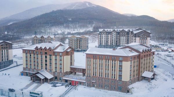 可滑雪可泡汤，同时拥有两种冬天的快乐！北大湖山湖居酒店 高级大床房1晚+双早+滑雪套餐+成人极乐汤温泉权益+度假区内摆渡车