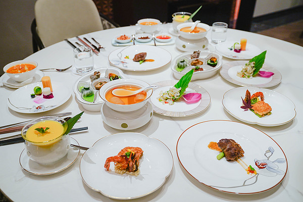 包邮区3h高铁圈的宝藏美食地!周末、中秋、国庆不加价!徐州伊敦康得思酒店 豪华湖景房2晚可拆分+双早+行政礼遇+明阁300元券