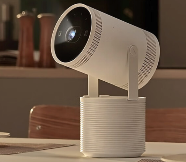 甚至可使用室内灯光进行充电,便携式移动电源底座与投影仪相连接的