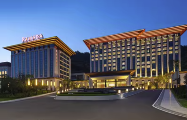 再降100元+周末不加价!新荣记发源地!台州开投华美达酒店 高级房2晚(可拆分+单早)