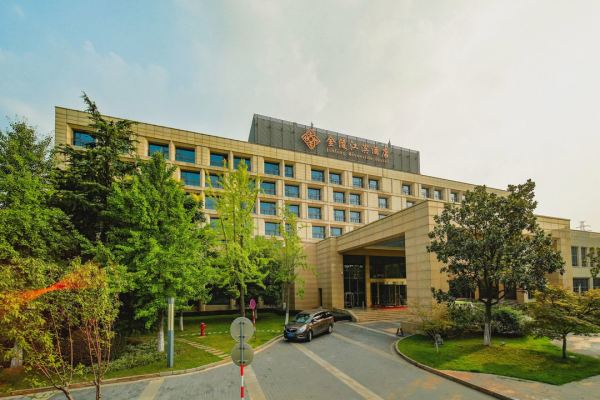 近南京奥体中心！周末清明不加价，还可拆分！南京金陵江滨酒店 主楼·园景大床间2晚可拆分（含双早+江滨焖肉面套餐）