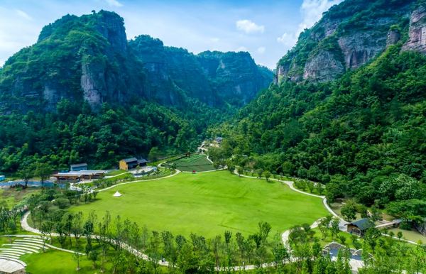穿岩十九峰内,HBA设计,独享4.5万平峡谷风光!浙江绍兴新昌安岚酒店 临江居庭院一居别墅1晚+双早+100元餐饮代金券+旅拍+活动中心欢乐时光畅玩+登云梯206米观景福利等