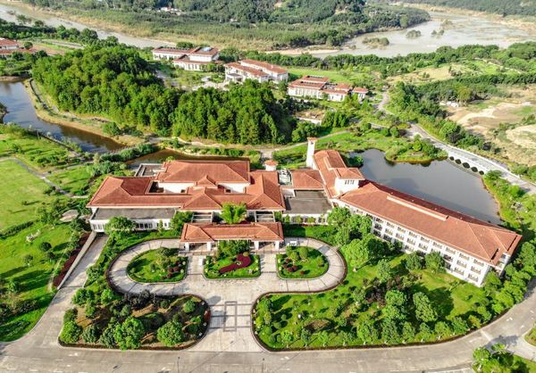 当地顶配国宾馆,享人均6.6亩生态园林!福建武夷山大红袍山庄 指定房型2-3晚连住套餐(含2大1小早餐+武夷山中式套餐+高铁/机场接站+茶汤泡澡等)