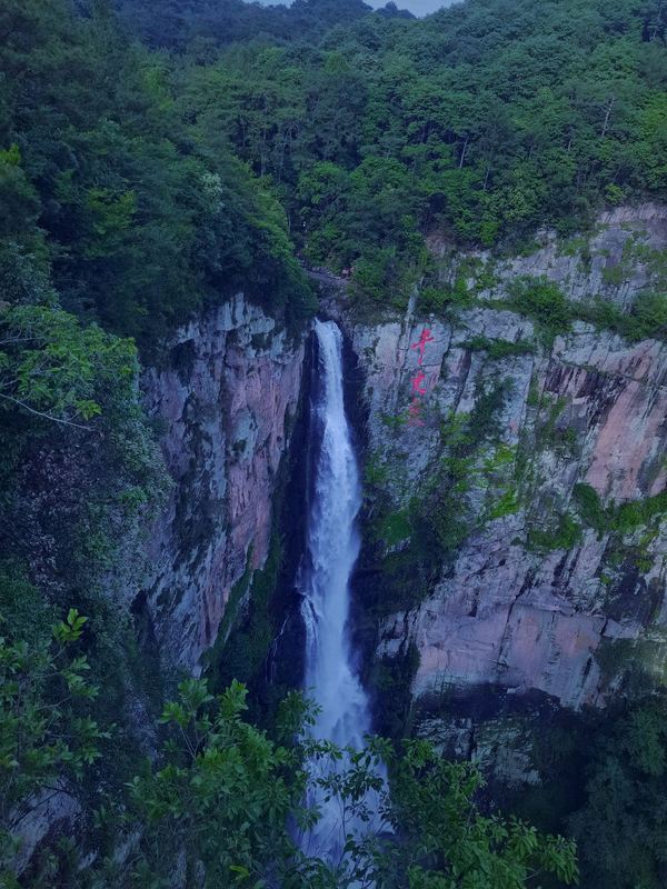 梁皇山景区内，徽派建筑风格，颜值很高！宁海霞客苑酒店 风吟大床房1晚+双早