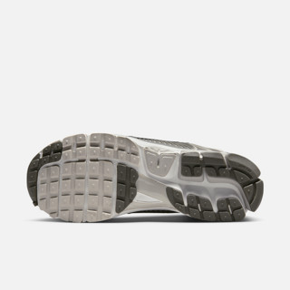 NIKE 耐克 Zoom Vomero 5 Prm 男子跑鞋 FD0791-012 浅铁矿石灰/金属银/尘光子色/青灰色/山峰白 40