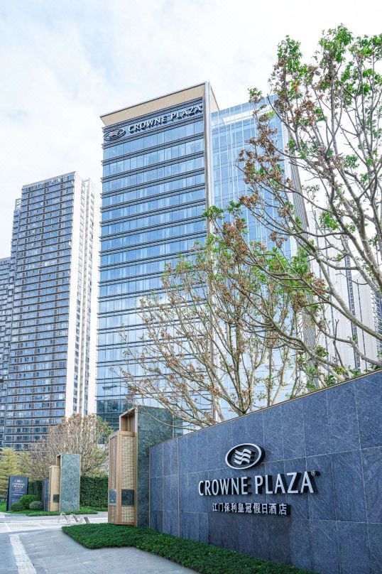 泡温泉、吃生蚝两不误,国庆不加价!广东江门保利皇冠假日酒店 高级大/双床房1晚套餐(含双早+双人滨江106午餐套餐)