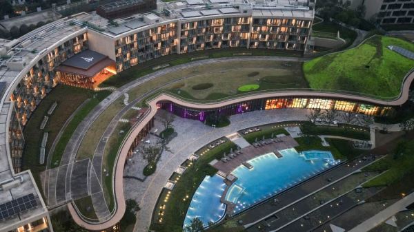 1000+平米恒温水乐园!可以坐地铁去!Club Med地中海白日方舟·南京仙林度假村 高级房1-2晚套餐(含2大1小早餐+运动场室外探索乐园通票+下午茶/ktv/棋牌室+可选室内恒温水乐园与室内攀岩体验)