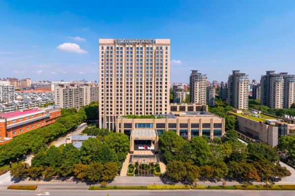 性价比巨高 不仅免费升级房型 还有行政礼遇!上海大华锦绣皇冠假日酒店 高级房2晚连住套餐
