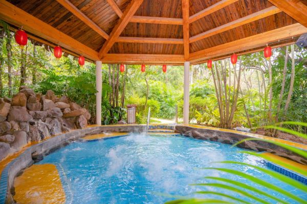 二胎家庭进,送4人海鲜大餐+温泉!清远新银盏温泉度假村 南区豪华双人房 1晚(含双早+2大2小海鲜自助晚餐+2大2小无限次新银盏温泉+温泉区饮品水果+高温池*干蒸房*水疗馆等)