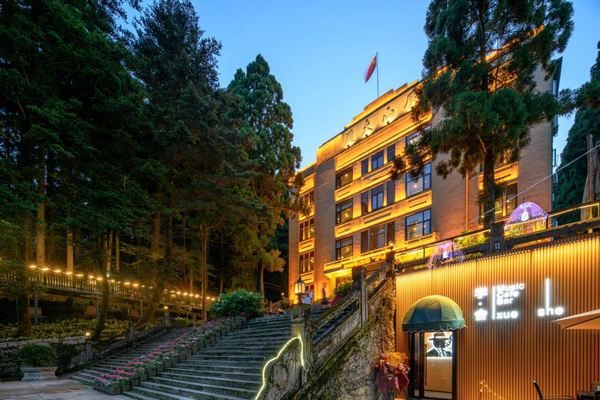 曾经庐山的三大建筑之一，全程不加价！江西庐山大厦民国主题文化酒店 舒享双床房1晚套餐（含双早+接送站服务+民国服饰体验等）