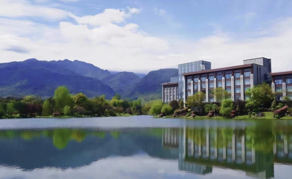 高口碑近景区,背倚名山大佛!峨眉山恒邦艾美度假酒店 湖景房1晚+双早+晚餐套餐+儿童乐园+泡池+接送