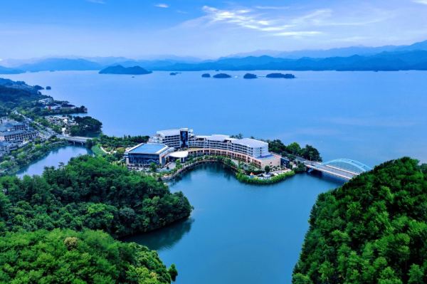 2.9折湖景房抓紧冲,暑假/寒假等全程不加价!湖边乐园3000㎡畅玩!千岛湖明豪国际度假酒店1晚含双早+乐园畅玩