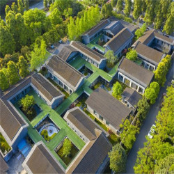 近融创熊猫乐园、含无限次泡汤！周末不加价！青城山悠泊·青城院子 高级房1晚（含2大1小早餐+无限次温泉+下午茶）